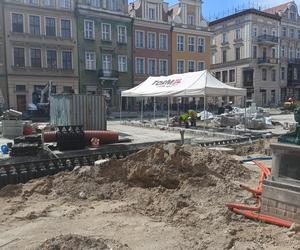 Kładą kostkę granitową na Starym Rynku w Poznaniu