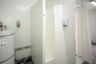 W Łodzi stanęła mobilna łaźnia dla bezdomnych