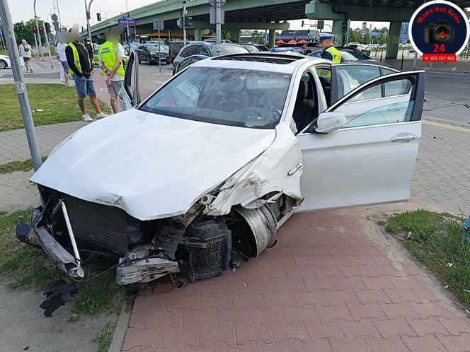 Wypadek w Al. Jerozolimskich. Kierowca z epilepsją wjechał w barierki