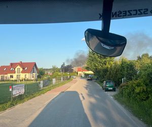 Zapalił się samochód, ogień zajął dom. Dramatyczny pożar w Jabłonnie