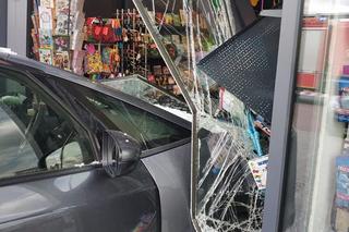 Huknął autem w witrynę sklepu. Drogowa groza w Radzionkowie 