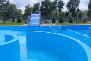 Letni basen w Dąbrowie Tarnowskiej powraca po rocznej przerwie! Tak wygląda odnowiona pływalnia!