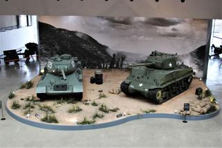 Czołgi obu stron: T-34-85 i M4A3E8 Sherman