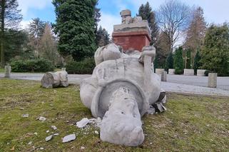 Zniszczony pomnik żołnierza radzieckiego na cmentarzu w Koszalinie