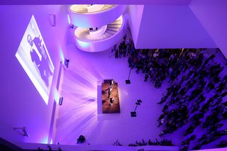 Stał się legendą modowej fotografii. Jego prace można zobaczyć w Polsce