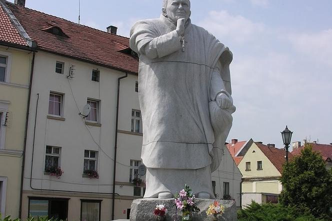 Te pomniki nie powinny NIGDY powstać? Artysta płakał, jak rzeźbił!