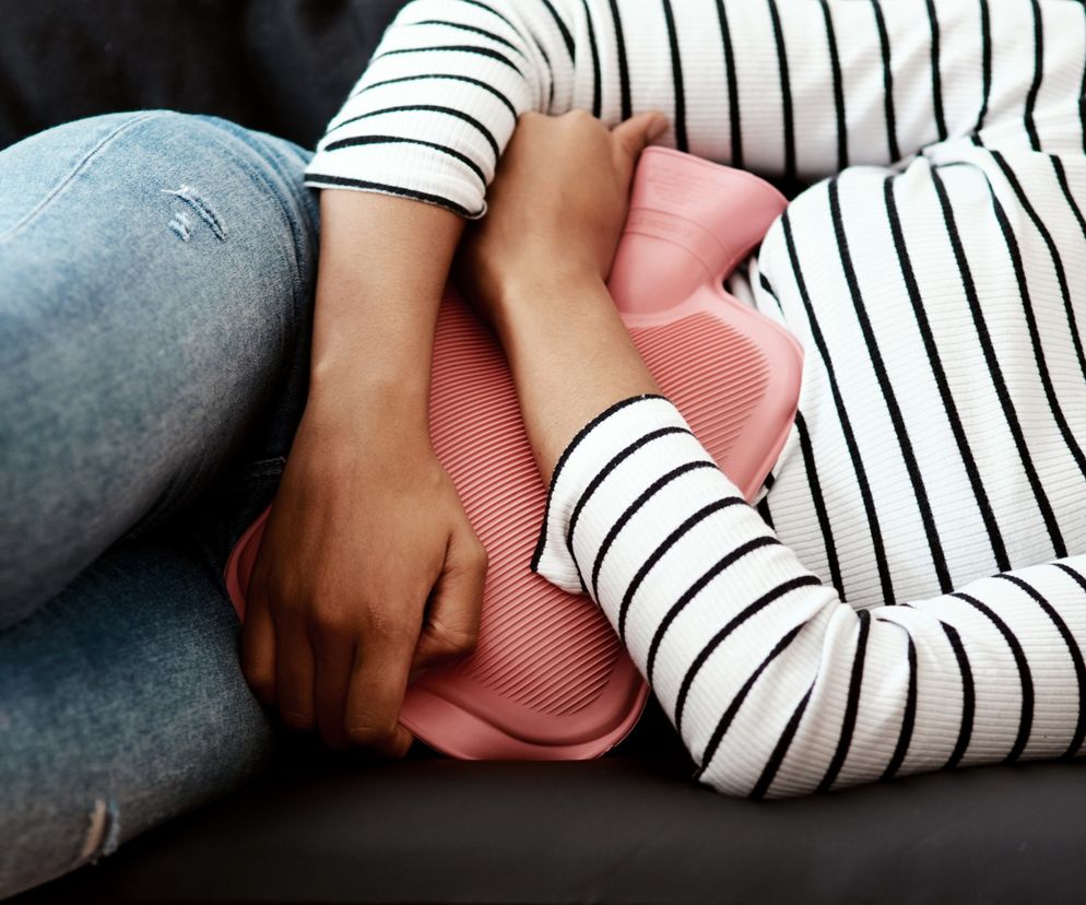 kobieta z termoforem