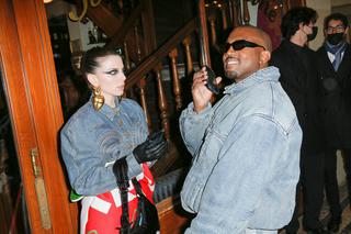 Kanye West i Julia Fox na Paris Fashion Week