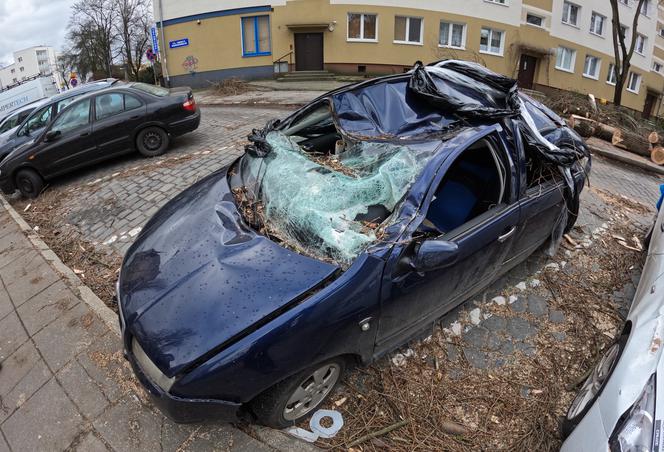 Zniszczony samochód przy ul. Dzieci Wrzesińskich