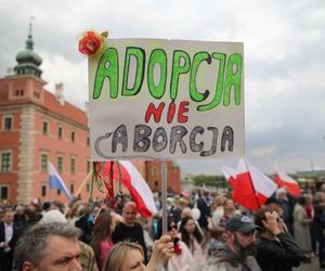 Narodowy Marsz Życia przez Warszawę. Organizatorzy mówią, że idą w obronie „poczętych dzieci zagrożonych aborcją”