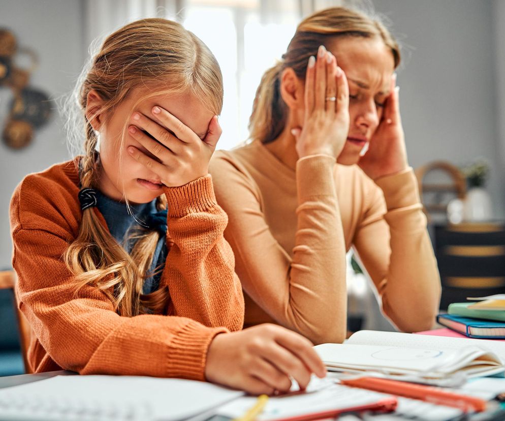 Sfrustrowana matka z dzieckiem nad pracą domową