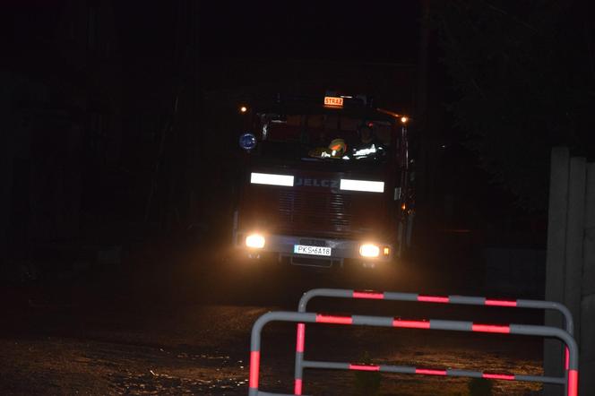 ​Ogromny pożar w Czaczu w pow. kościańskim. Doszczętnie spłonęły foliowe hale magazynowe z używanymi artykułami na sprzedaż