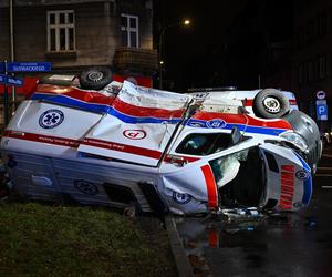 Kraków. Dwie karetki na sygnale zderzyły się na skrzyżowaniu w centrum miasta