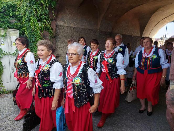 Dożynki 2024 w powiecie starachowickim. W Wąchocku dożynkowe wieńce, korowód i przysmaki