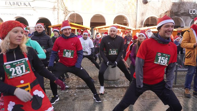 Bieg Mikołajów w Olsztynie. Około 400 osób pobiegło w charytatywnym celu [ZDJĘCIA]