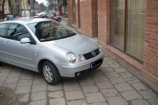 Pan i władca miejsc parkingowych. Po co zajmować jedno, skoro można dwa? I to jeszcze jakie!