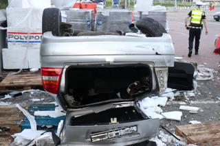 Groźny wypadek w Bytomiu. Auto spadło na parking Obi! Kierowca był pijany