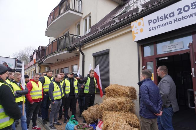 Protest rolników w Białymstoku. Siano i obornik przed biurem marszałka Hołowni