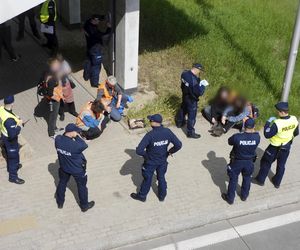 Ostatnie Pokolenie znowu to zrobiło! Przykleili się do asfaltu na trasie S8