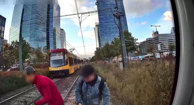 Wstrząsające nagranie z tramwaju. Rowerzysta przejechał na czerwonym świetle przez pasy
