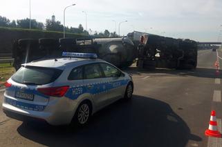 Szydłowiec: Ukrainiec zasnął za kierownicą. Ciężarówka przewróciła się na trasie S7