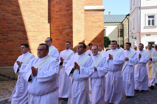 Nowi księża w diecezji tarnowskiej. 14 mężczyzn przyjęło święcenia kapłańskie