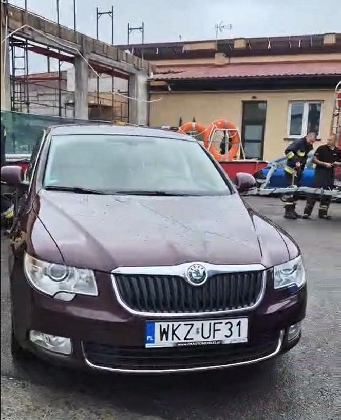 Zablokował wyjazd z remizy OSP i poszedł do kościoła. Strażacy nie mogli wyjechać, mężczyzna utonął