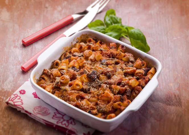 Zapiekanka z makaronem, bakłażanem i mozzarellą: przepis