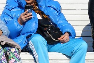 Kayah łapie słońce na molo