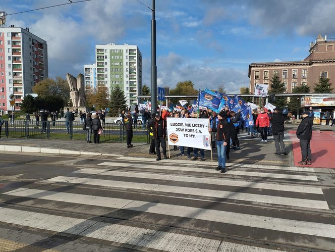 Hutnicy i koksownicy wyszli na ulice w Dąbrowie Górniczej. Apel do rządu o ratunek dla branży i tysięcy miejsc pracy