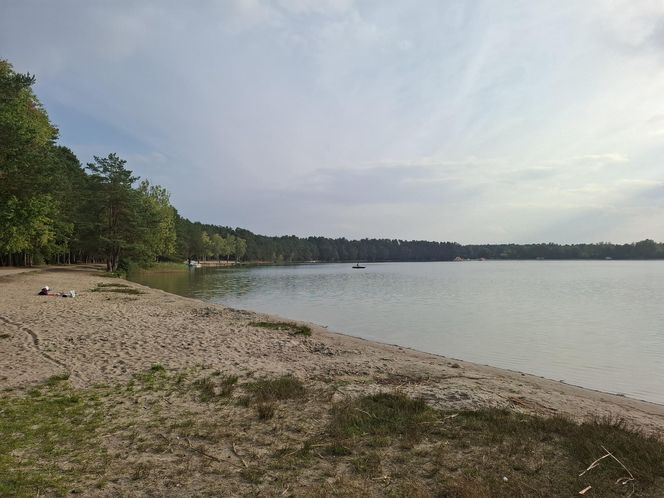 Spokojne wrześniowe popołudnie nad Jeziorem Bialskim w Białce