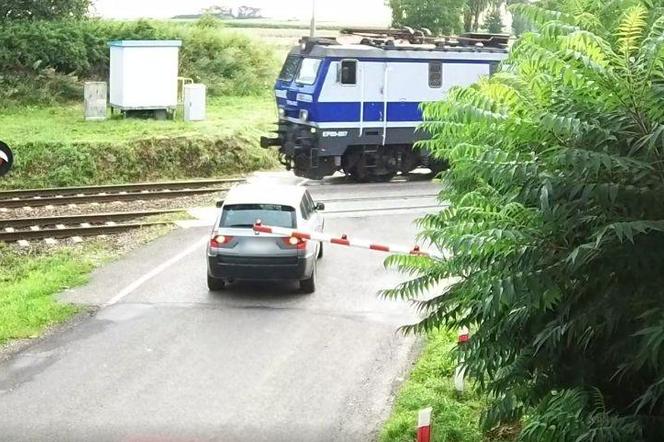 Kierowca  BMW wjechał na przejazd kolejowy na czerwonym! Szokująca relacja