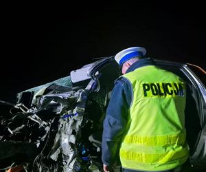 Czołowe zderzenie osobówki z ciężarówką. Kierowca toyoty nie miał szans