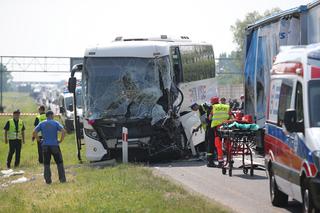 Wypadek na A4.  Autobus z dziećmi wjechał w ciężarówkę