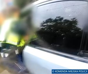 Wrocław. Policjanci rozbili szybę i siłą wyciągnęli 45-latkę z BMW. Nie chciała wysiąść [ZDJĘCIA].