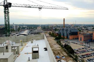 Brama Miasta góruje już nad Nowym Centrum Łodzi. Kiedy zakończy się budowa?