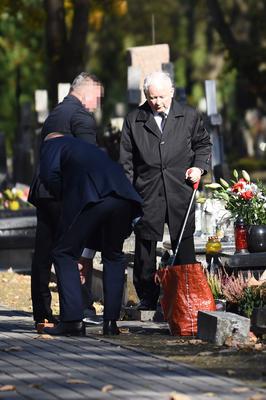Limuzyną na grób matki. Jarosław Kaczyński 