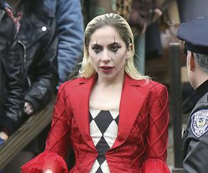 Lady Gaga w pocałunku z kobietą na planie filmu o Jokerze. Uwagę zwraca jeden szczegół