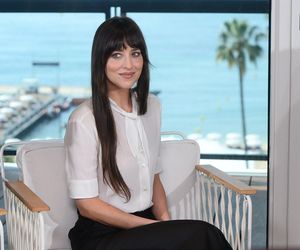 Dakota Johnson to jedna z najlepiej ubranych gwiazd. W czym tkwi sekret jej stylu? 