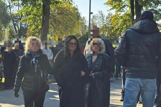 Zapłakana Edzia z nad grobem Dżejka. Kaźmierska nie weszła jej w drogę