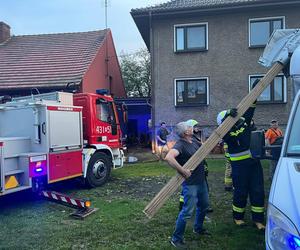 Trąba powietrzna zerwała dachy i połamała drzewa w Lasowicach Wielkich