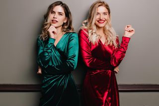 Welurowe sukienki to kwintesencja zimowej elegancji. Pasują na co dzień i na wielkie okazje
