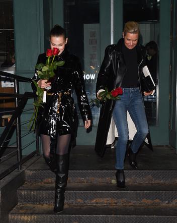 Bella Hadid i Yolanda Hadid z różami