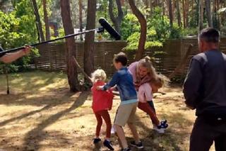 M jak miłość po wakacjach 2023. Nowa niania, Misiek (Aleksander Bożyk), bliźniaczki Emilka (Julia Kempka), Zuzia (Marcelina Kempka) na planie