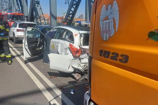 Karambol na moście Piłsudskiego w Toruniu. Śmieciarka uderzyła w trzy pojazdy