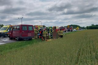 Wypadek busa i osobówki pod Łęczycą. Kilkanaście osób poszkodowanych [ZDJĘCIA]
