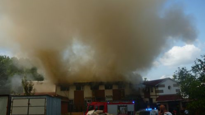 Pożar noclegowni w Bydgoszczy: „Zobaczyliśmy dym. Ludzie byli poruszeni!” Śledczy przejmują sprawę  [WIDEO, ZDJĘCIA]