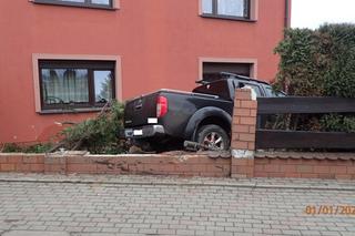 Nissan Navara w ogrodzeniu. Za kierownicą pijany 35-latek