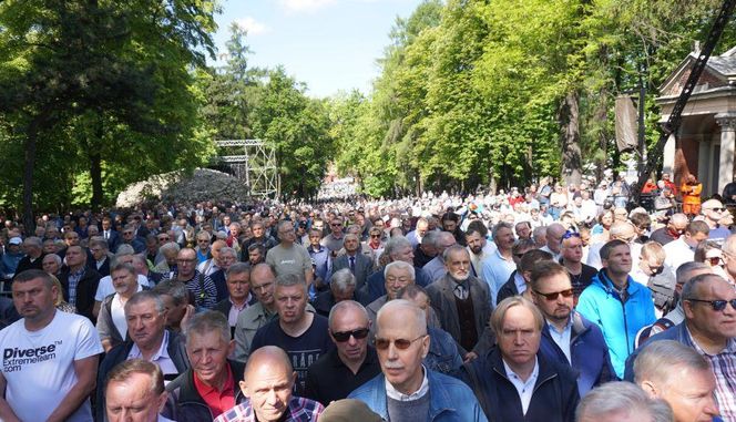 Pielgrzymka mężczyzn do Piekar Śląskich 2025. Tysiące wiernych na Kalwaryjskim Wzgórzu