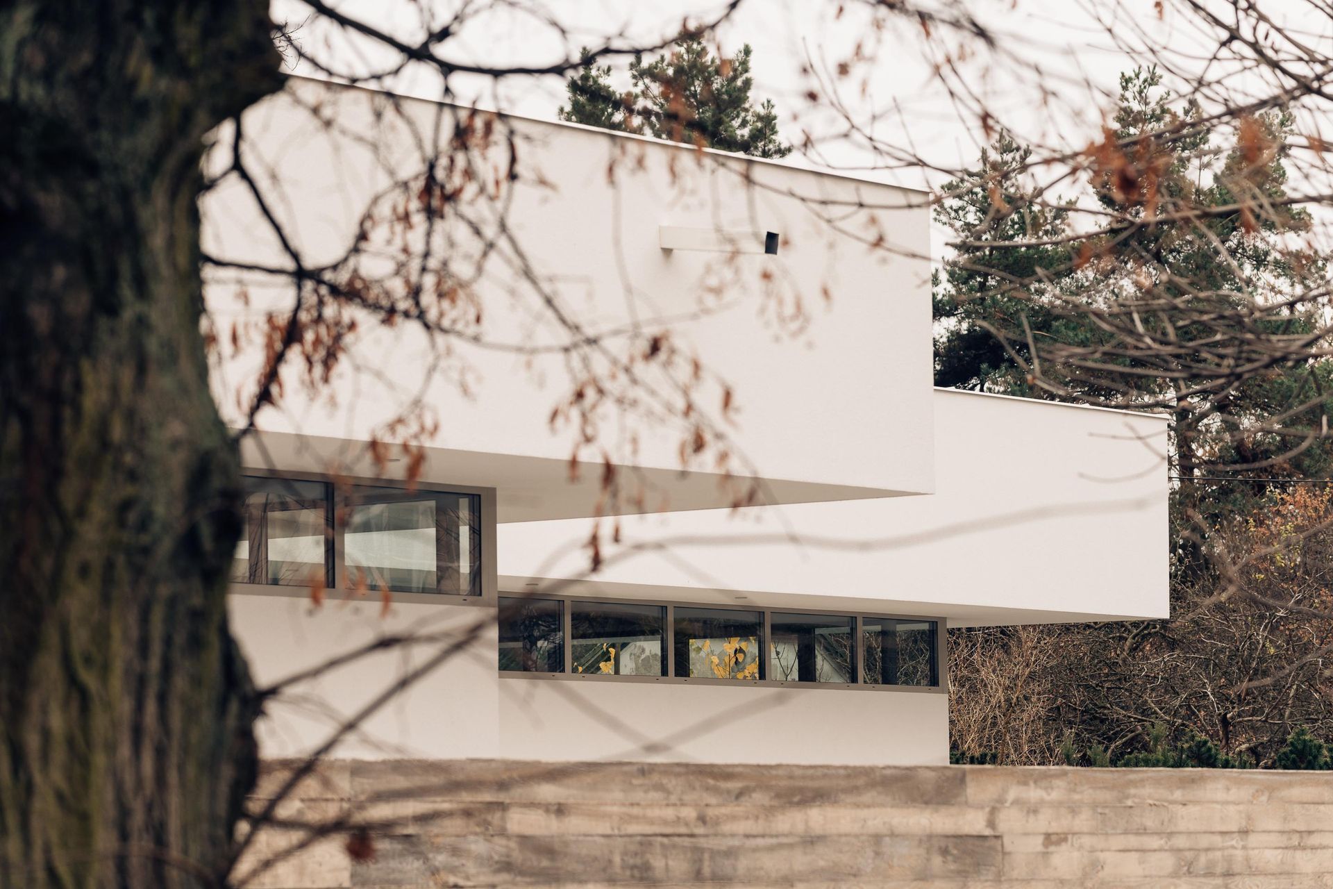 Dom z lewitującym dachem pod Warszawą. Fot. ONI Studio